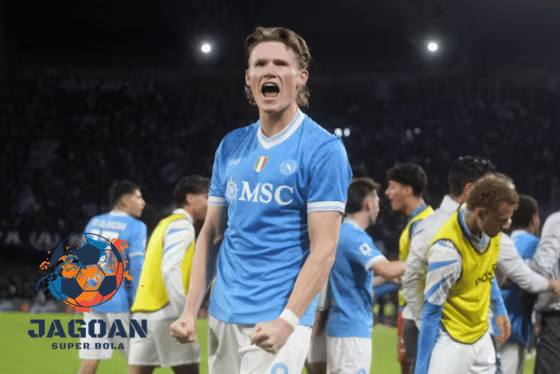 Pemain Napoli mengenakan jersey biru merayakan kemenangan bersama rekan setim di stadion penuh penonton saat laga Serie A.