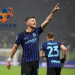 Pemain Inter Milan merayakan gol di pertandingan Serie A dengan rekan setim, mengenakan jersey hitam-biru bertuliskan Betsson Sport, bersama logo Jagoan Super Bola di latar belakang.