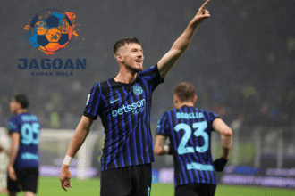 Pemain Inter Milan merayakan gol di pertandingan Serie A dengan rekan setim, mengenakan jersey hitam-biru bertuliskan Betsson Sport, bersama logo Jagoan Super Bola di latar belakang.
