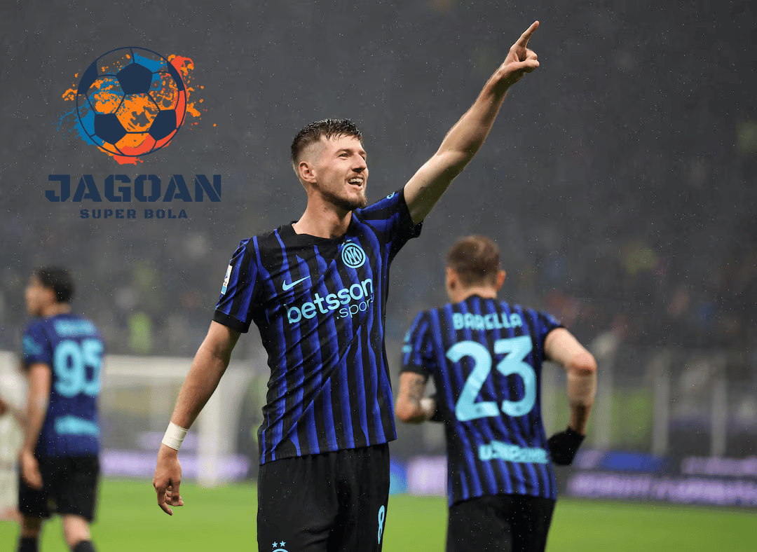 Pemain Inter Milan merayakan gol di pertandingan Serie A dengan rekan setim, mengenakan jersey hitam-biru bertuliskan Betsson Sport, bersama logo Jagoan Super Bola di latar belakang.
