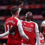 Pemain Arsenal merayakan gol bersama-sama di lapangan sepak bola Liga Premier Inggris