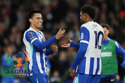 Dua pemain Brighton & Hove Albion merayakan gol di pertandingan Liga Inggris bersama Jagoan Super Bola