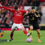 Pemain Lincoln City bersaing merebut bola melawan pemain Manchester United dalam pertandingan sepak bola penuh tensi tinggi di stadion