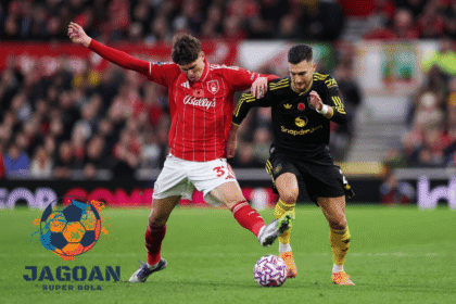 Pemain Lincoln City bersaing merebut bola melawan pemain Manchester United dalam pertandingan sepak bola penuh tensi tinggi di stadion