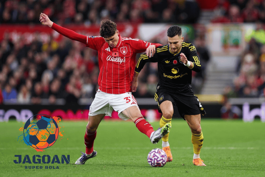 Pemain Lincoln City bersaing merebut bola melawan pemain Manchester United dalam pertandingan sepak bola penuh tensi tinggi di stadion