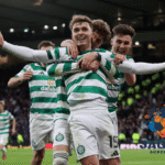 Pemain Celtic FC merayakan gol kemenangan di laga Liga Skotlandia bersama rekan setim di depan ribuan penonton
