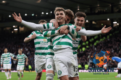 Pemain Celtic FC merayakan gol kemenangan di laga Liga Skotlandia bersama rekan setim di depan ribuan penonton