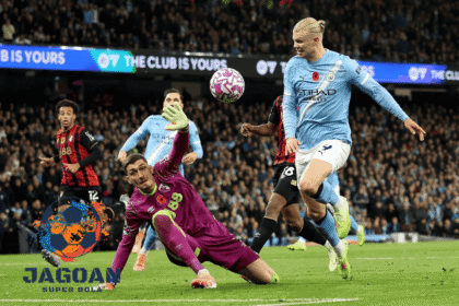 Erling Haaland mencetak gol untuk Manchester City melawan Bournemouth dalam laga Premier League, kiper gagal menghalau bola, suasana stadion penuh penonton – Jagoan Super Bola