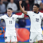 Dua pemain tim nasional Inggris merayakan kemenangan di lapangan sepak bola bersama Jagoan Super Bola