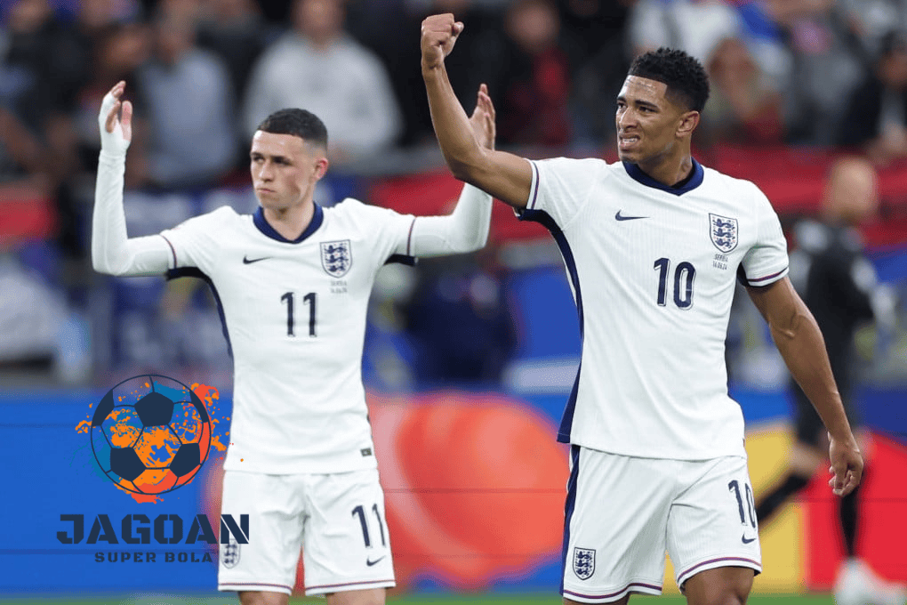 Dua pemain tim nasional Inggris merayakan kemenangan di lapangan sepak bola bersama Jagoan Super Bola