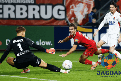 Kiper melakukan penyelamatan penting saat pemain lawan berusaha mencetak gol dalam pertandingan sepak bola Eredivisie