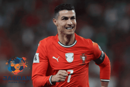 Cristiano Ronaldo merayakan gol bersama timnas Portugal dalam pertandingan internasional, mengenakan jersey merah Portugal