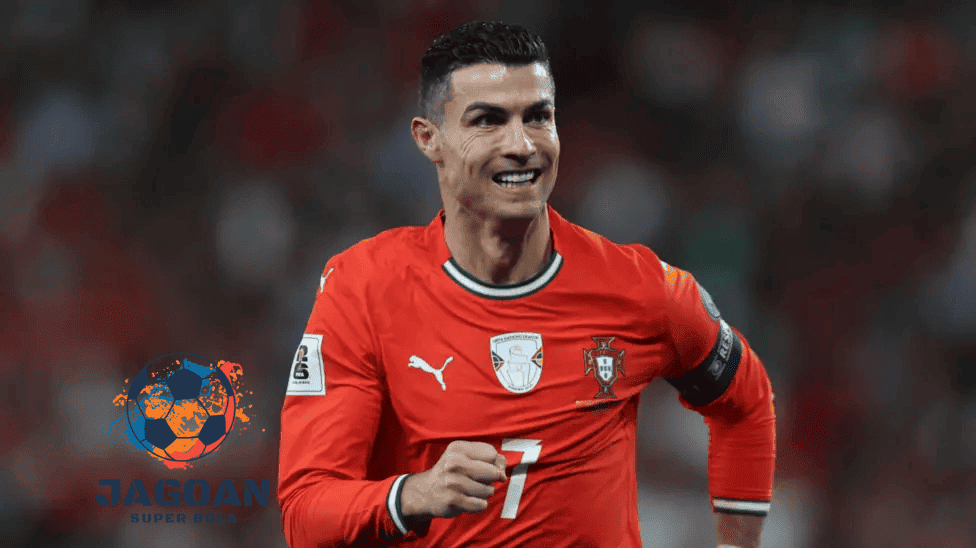 Cristiano Ronaldo merayakan gol bersama timnas Portugal dalam pertandingan internasional, mengenakan jersey merah Portugal