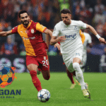 Dua pemain dari Galatasaray dan tim lawan berebut bola pada pertandingan kompetisi Eropa di stadion.
