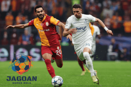 Dua pemain dari Galatasaray dan tim lawan berebut bola pada pertandingan kompetisi Eropa di stadion.