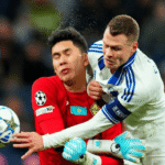 Duel sengit antara dua pemain saat berebut bola dalam pertandingan sepak bola, salah satu pemain terkena benturan.