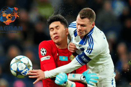 Duel sengit antara dua pemain saat berebut bola dalam pertandingan sepak bola, salah satu pemain terkena benturan.