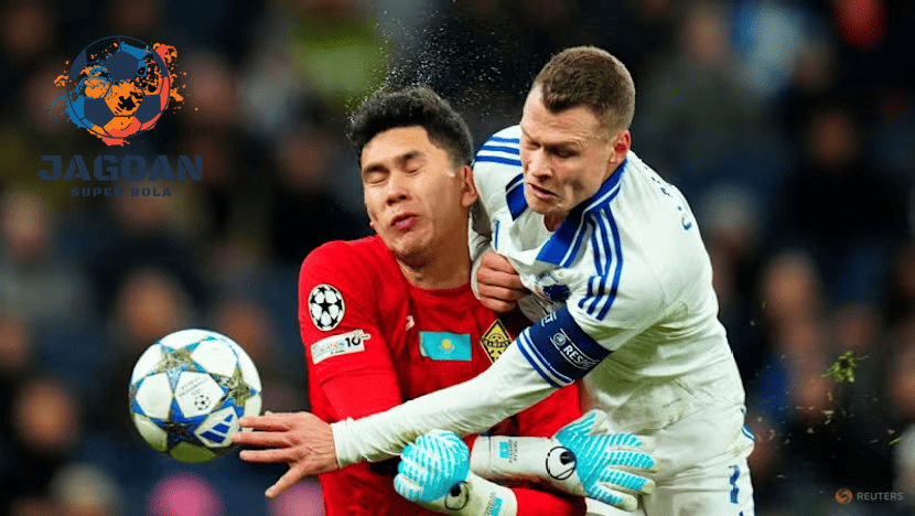 Duel sengit antara dua pemain saat berebut bola dalam pertandingan sepak bola, salah satu pemain terkena benturan.