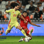 Pemain Timnas Spanyol berusaha melewati tekel pemain Turki dalam pertandingan sepak bola internasional