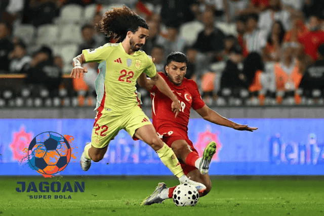 Pemain Timnas Spanyol berusaha melewati tekel pemain Turki dalam pertandingan sepak bola internasional