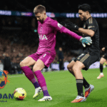 Pemain Tottenham berbaju ungu berduel memperebutkan bola dengan pemain lawan di pertandingan Liga Inggris