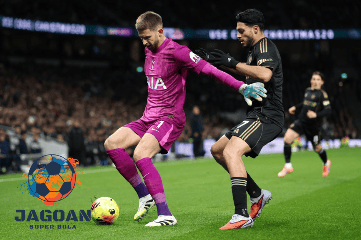 Pemain Tottenham berbaju ungu berduel memperebutkan bola dengan pemain lawan di pertandingan Liga Inggris