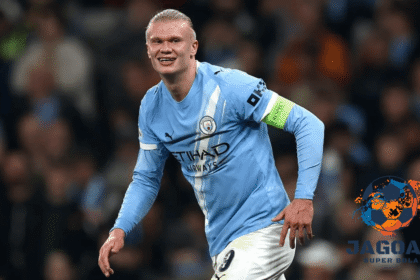 Erling Haaland mengenakan seragam Manchester City saat pertandingan Liga Champions UEFA musim ini.