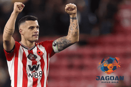 Pemain Southampton Granit Xhaka mengangkat tangan merayakan kemenangan timnya di laga Liga Inggris bersama Jagoan Super Bola