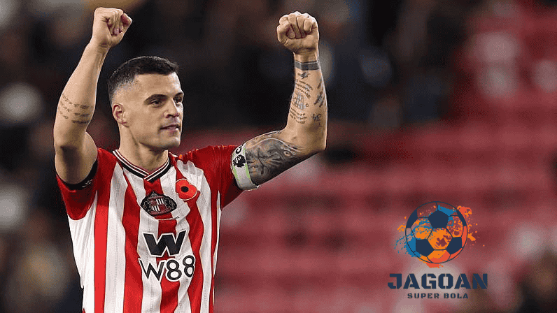 Pemain Southampton Granit Xhaka mengangkat tangan merayakan kemenangan timnya di laga Liga Inggris bersama Jagoan Super Bola