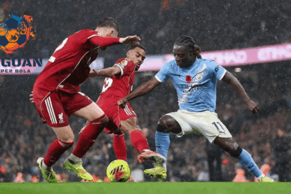 Pemain Liverpool dan Manchester City berebut bola dalam laga Liga Inggris yang berlangsung intens di bawah hujan, disiarkan oleh Jagoan Super Bola.