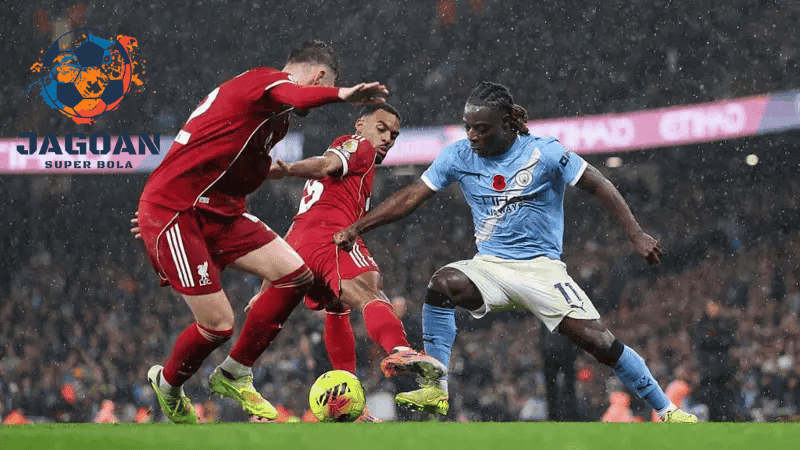 Pemain Liverpool dan Manchester City berebut bola dalam laga Liga Inggris yang berlangsung intens di bawah hujan, disiarkan oleh Jagoan Super Bola.
