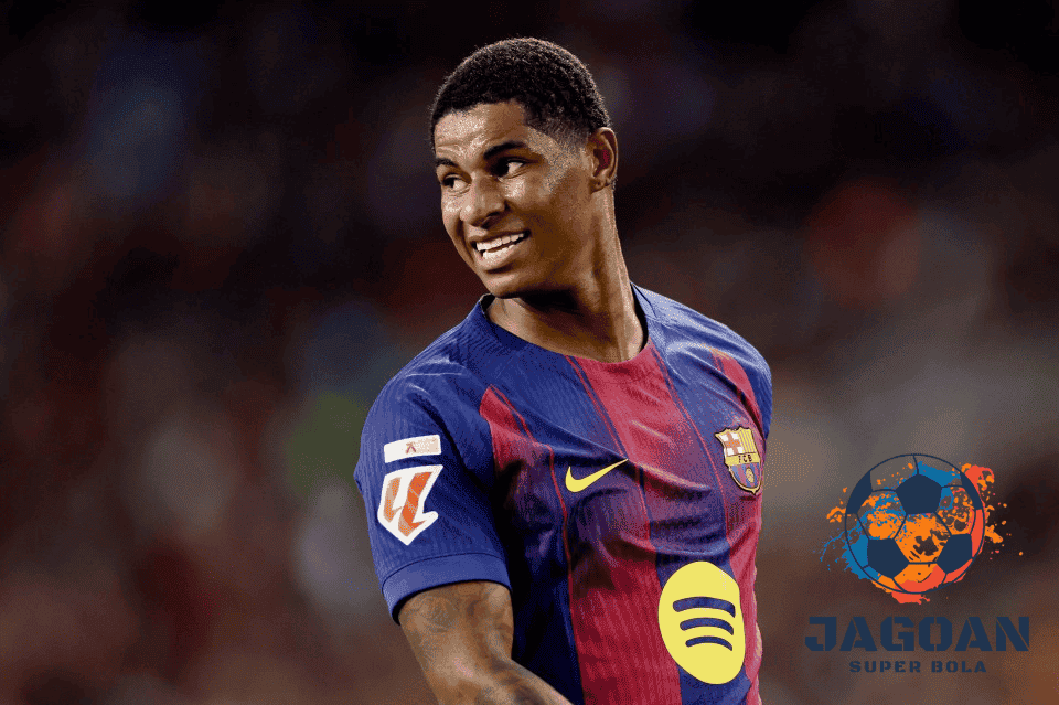 Marcus Rashford mengenakan jersey Barcelona dengan latar belakang stadion, rumor transfer ke La Liga