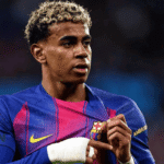 Pemain FC Barcelona menunjuk logo klub di seragamnya saat pertandingan Liga Spanyol 2025