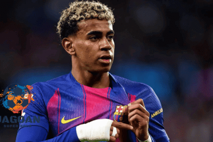 Pemain FC Barcelona menunjuk logo klub di seragamnya saat pertandingan Liga Spanyol 2025