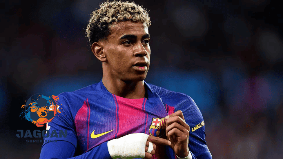 Pemain FC Barcelona menunjuk logo klub di seragamnya saat pertandingan Liga Spanyol 2025