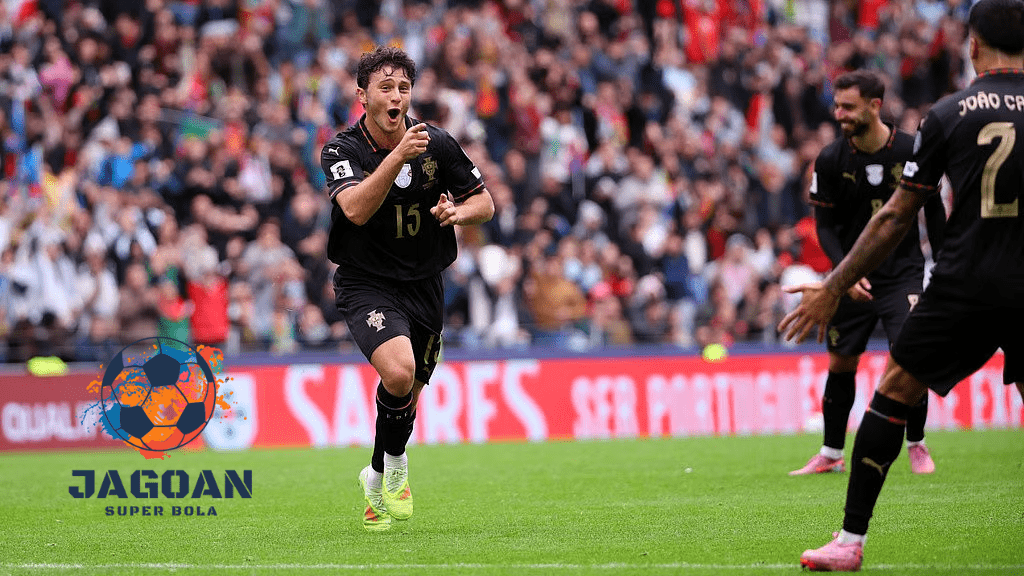 Pemain tim sepak bola merayakan gol di stadion penuh penonton, logo JagoanSuperBola di pojok kiri bawah