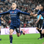 Pemain Arsenal melakukan selebrasi setelah mencetak gol dalam pertandingan Premier League, dibagikan oleh Jagoan Super Bola