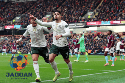 Pemain Chelsea melakukan selebrasi setelah mencetak gol pada pertandingan Liga Inggris melawan tim tuan rumah.