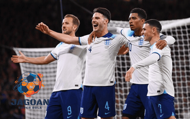 Pemain timnas Inggris merayakan gol bersama di lapangan sepak bola saat laga internasional, mengenakan jersey putih biru dengan ekspresi gembira.