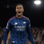 Pemain Arsenal berteriak penuh semangat setelah mencetak gol di pertandingan Liga Inggris, menampilkan determinasi tinggi dan energi tim Arsenal – Jagoan Super Bola