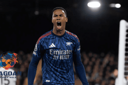 Pemain Arsenal berteriak penuh semangat setelah mencetak gol di pertandingan Liga Inggris, menampilkan determinasi tinggi dan energi tim Arsenal – Jagoan Super Bola