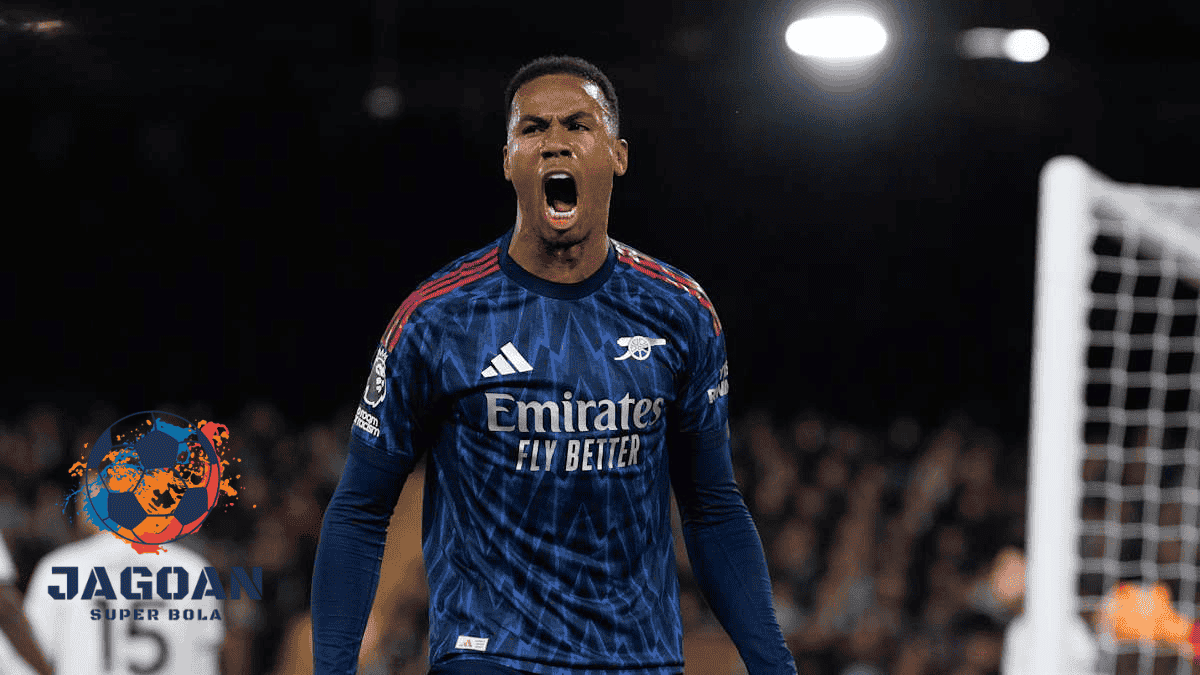 Pemain Arsenal berteriak penuh semangat setelah mencetak gol di pertandingan Liga Inggris, menampilkan determinasi tinggi dan energi tim Arsenal – Jagoan Super Bola