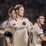 Pemain Qarabag dan Ajax berebut bola dalam pertandingan Liga Champions musim 2025