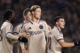 Pemain Qarabag dan Ajax berebut bola dalam pertandingan Liga Champions musim 2025