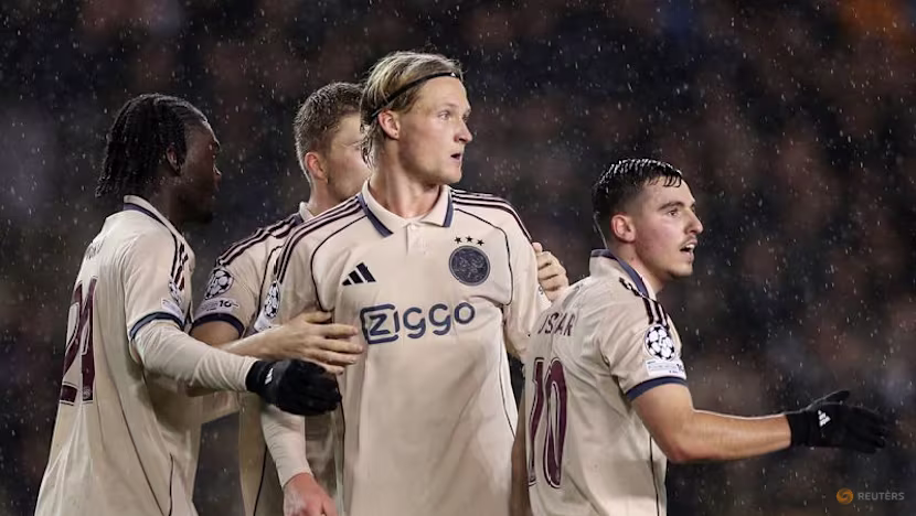 Pemain Qarabag dan Ajax berebut bola dalam pertandingan Liga Champions musim 2025