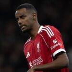 Alexander Isak mengenakan jersey Liverpool saat sorotan rumor transfer striker ke Anfield