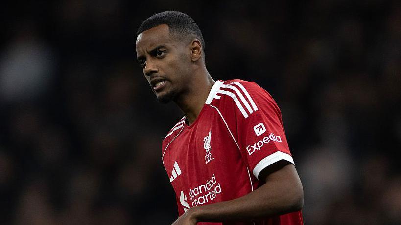 Alexander Isak mengenakan jersey Liverpool saat sorotan rumor transfer striker ke Anfield