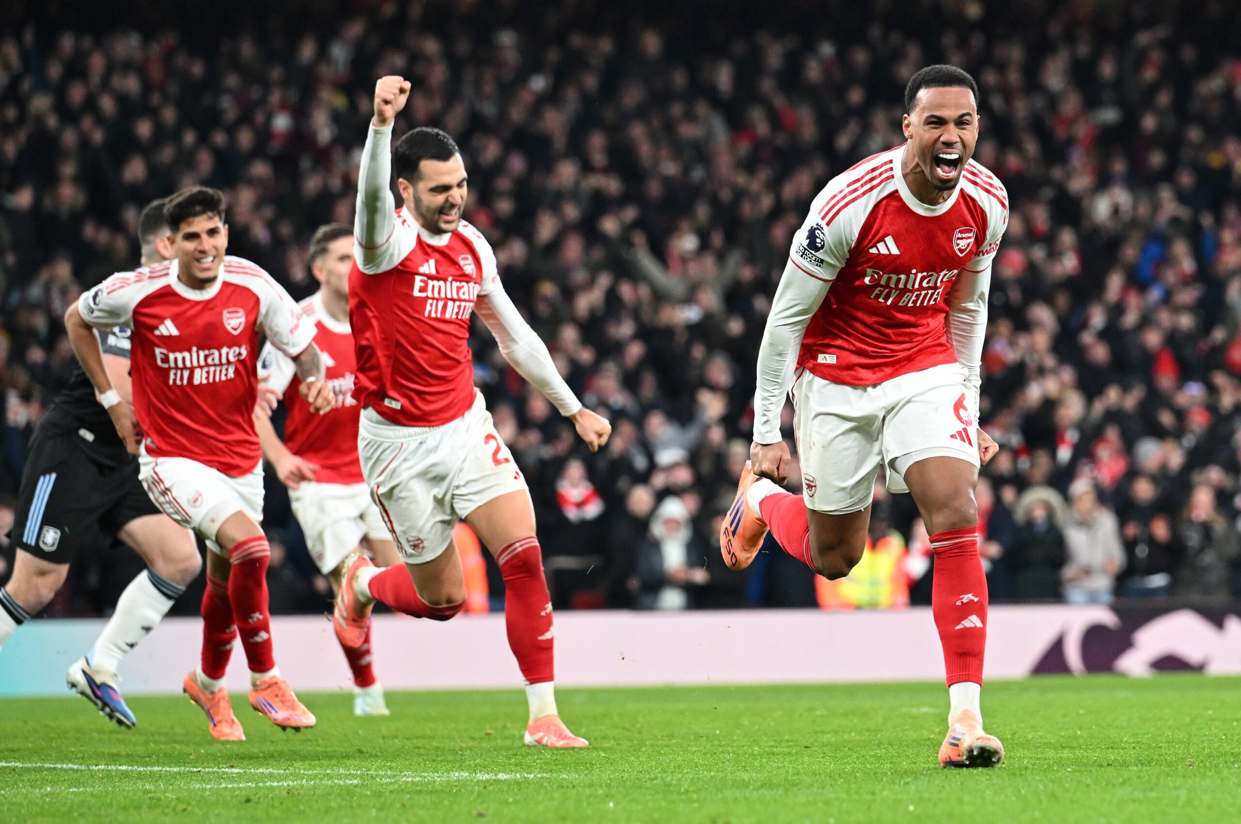 Pemain Arsenal merayakan gol saat mengalahkan Aston Villa dengan skor 4-1 di pertandingan Premier League