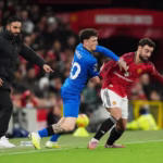 Bruno Fernandes (Manchester United) berebut bola dengan pemain Everton pada pertandingan Liga Inggris di Old Trafford