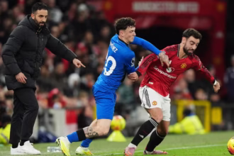 Bruno Fernandes (Manchester United) berebut bola dengan pemain Everton pada pertandingan Liga Inggris di Old Trafford